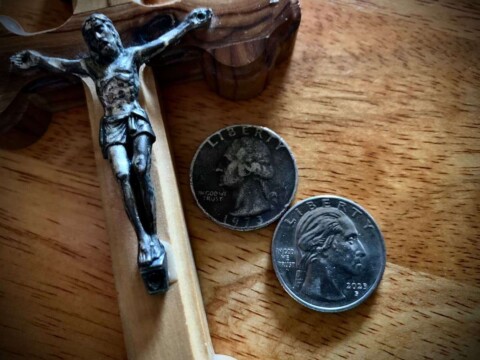 Why doesn't Washington face "IN GOD WE TRUST" motto on some quarters?