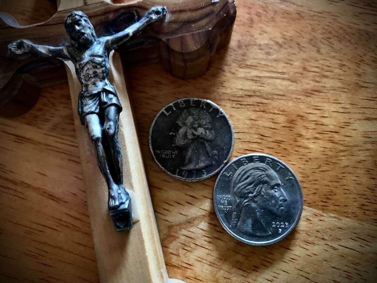 Why doesn't Washington face "IN GOD WE TRUST" motto on some quarters?